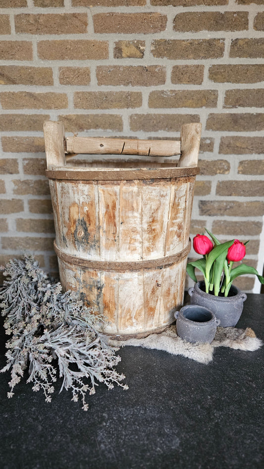 Houten emmer met handvat