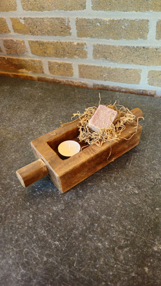 Houten bakje met twee handvaten