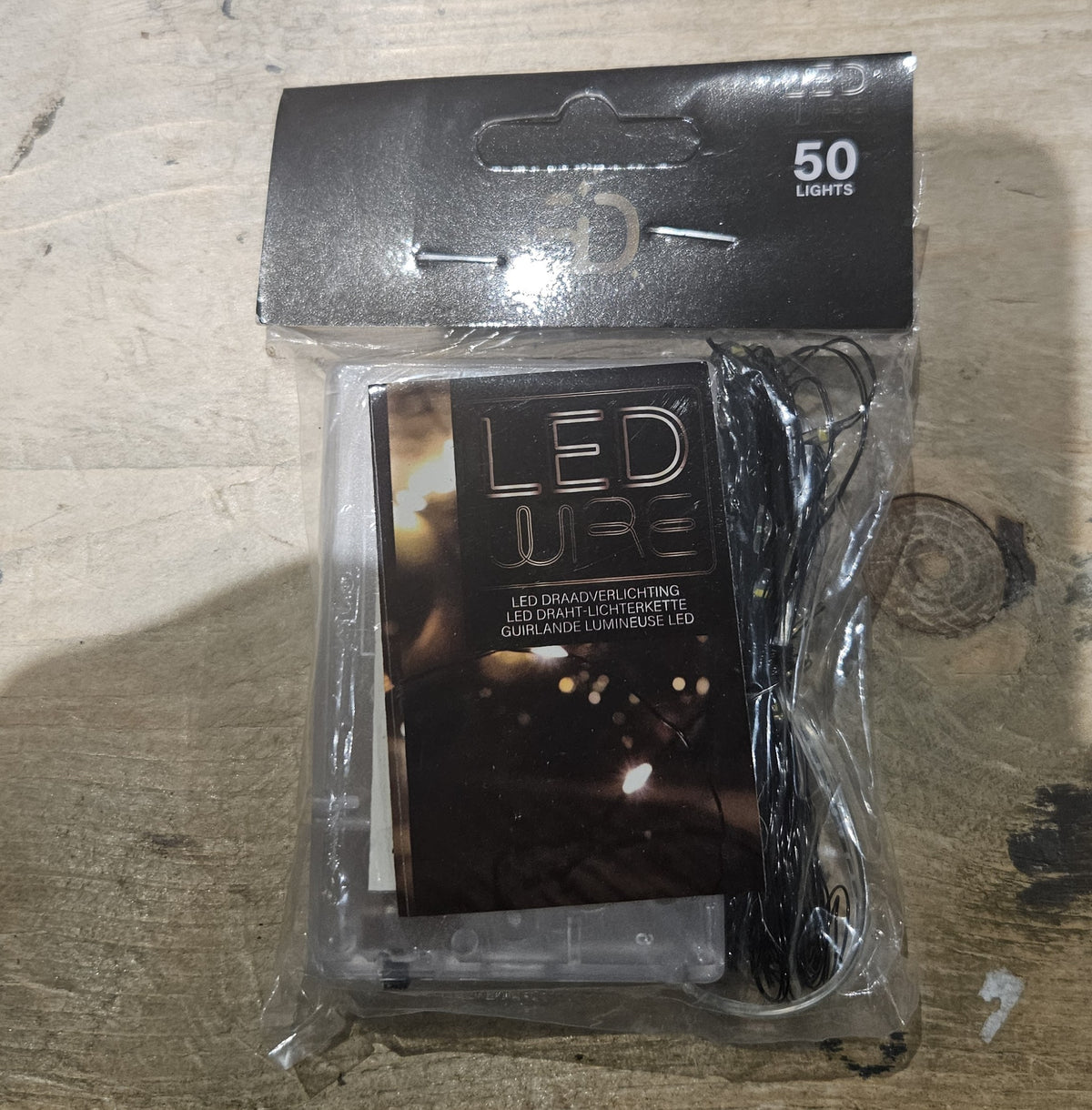 Led lichtjes op zwart draad