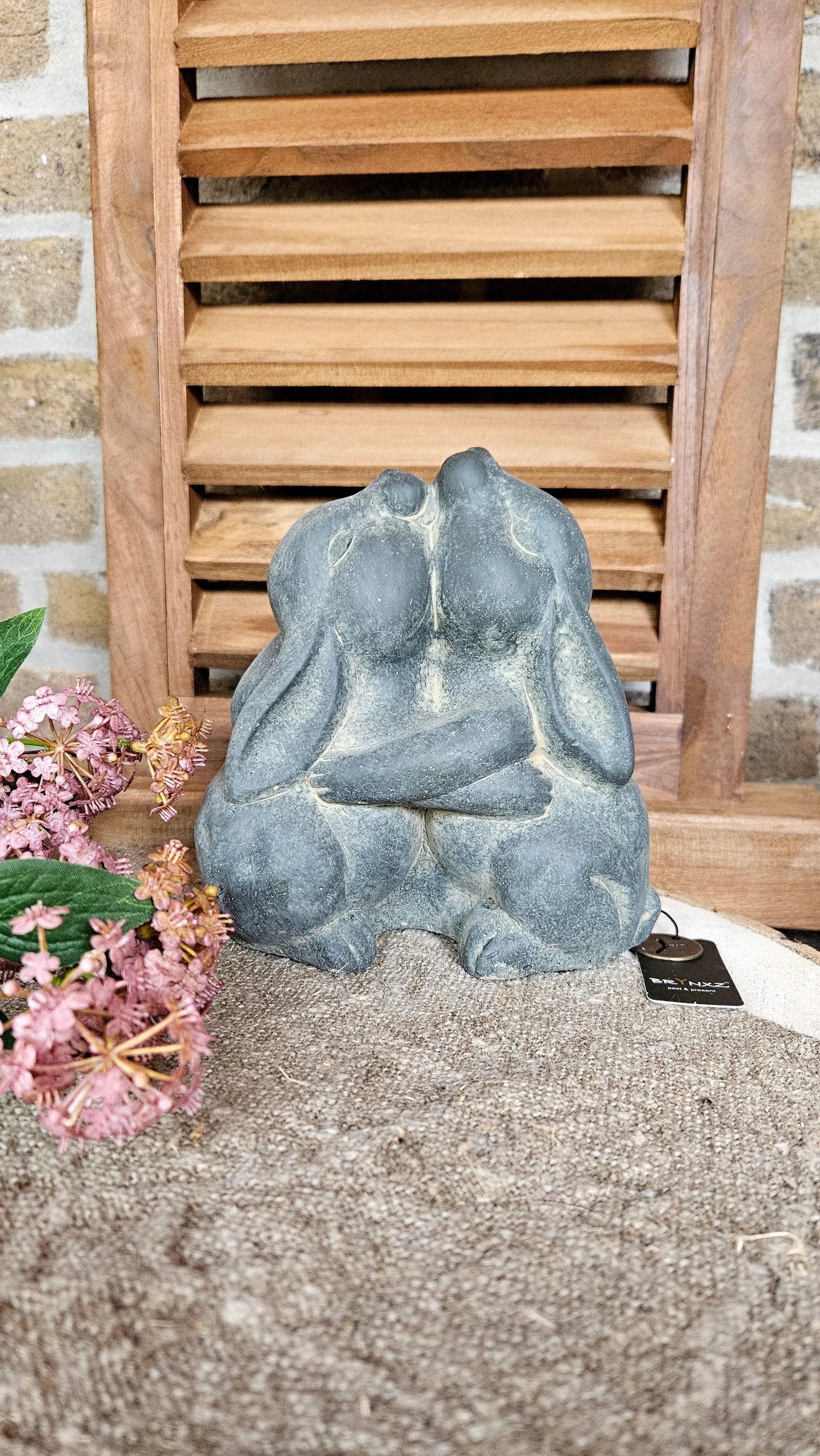 Brynxz Rabbits Falling in Love – Landelijke Keramiek Decoratie | Brynxzonline.nl