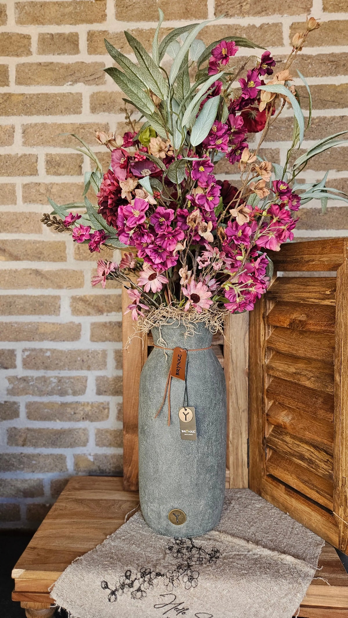 Brynxz Vase Leather Rope Luxury M sfeerfoto – Brynxz vaas | Brynxzonline.nl