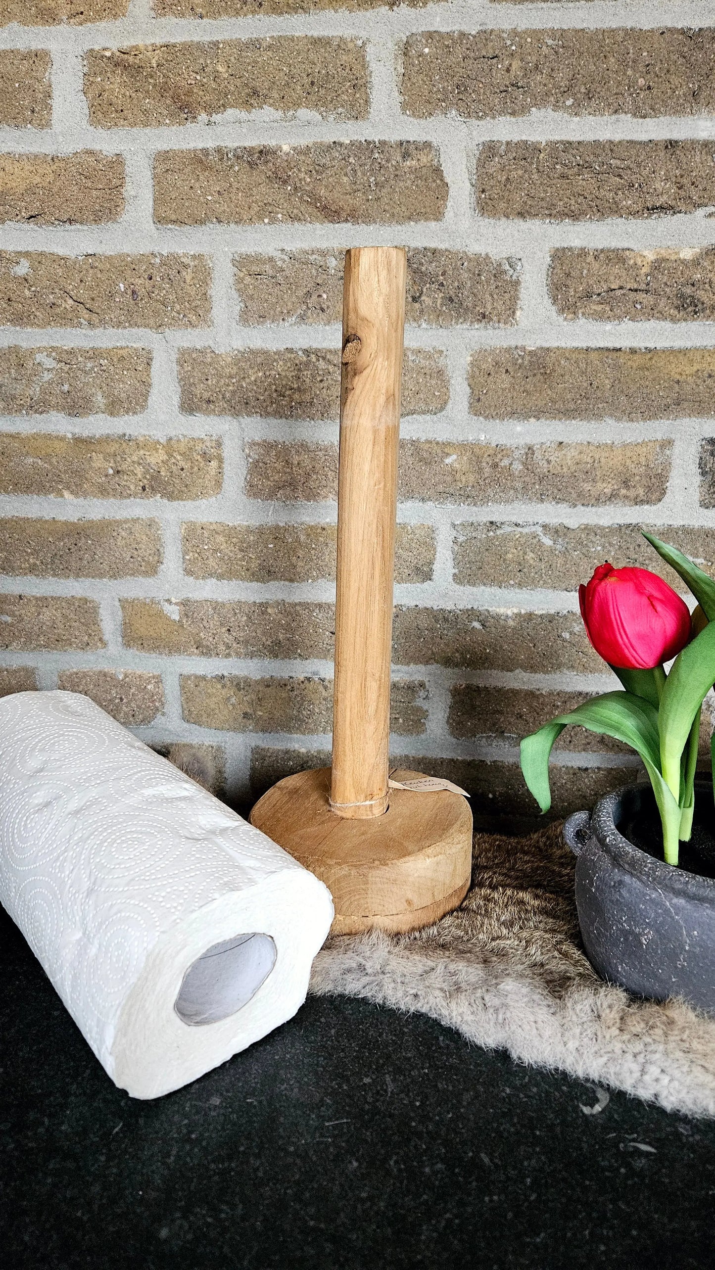 Houten keukenrol houder detail – houten decoratie | Brynxzonline.nl