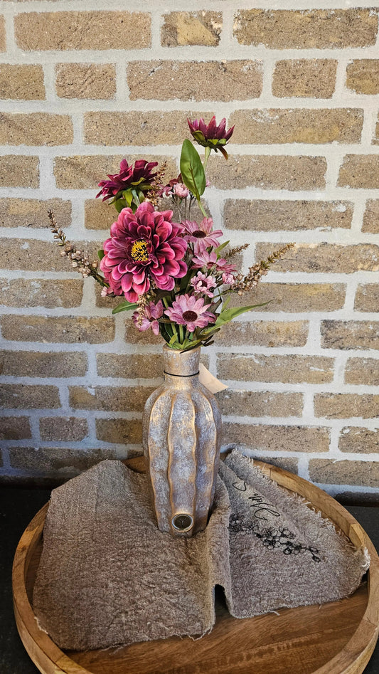 Zijden bloemen gecombineerd met een Brynxz vaas in aardetinten