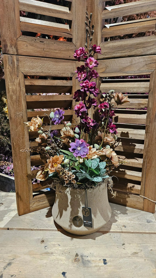 Brynxz pot in Majestic Taupe met Sylxz zijden kunstbloemen voor houten luiken