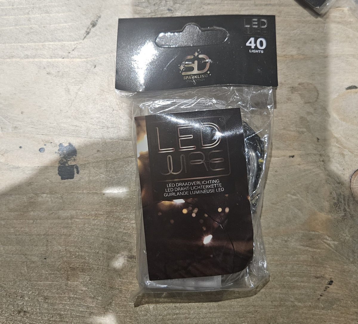 Led lichtjes op zwart draad