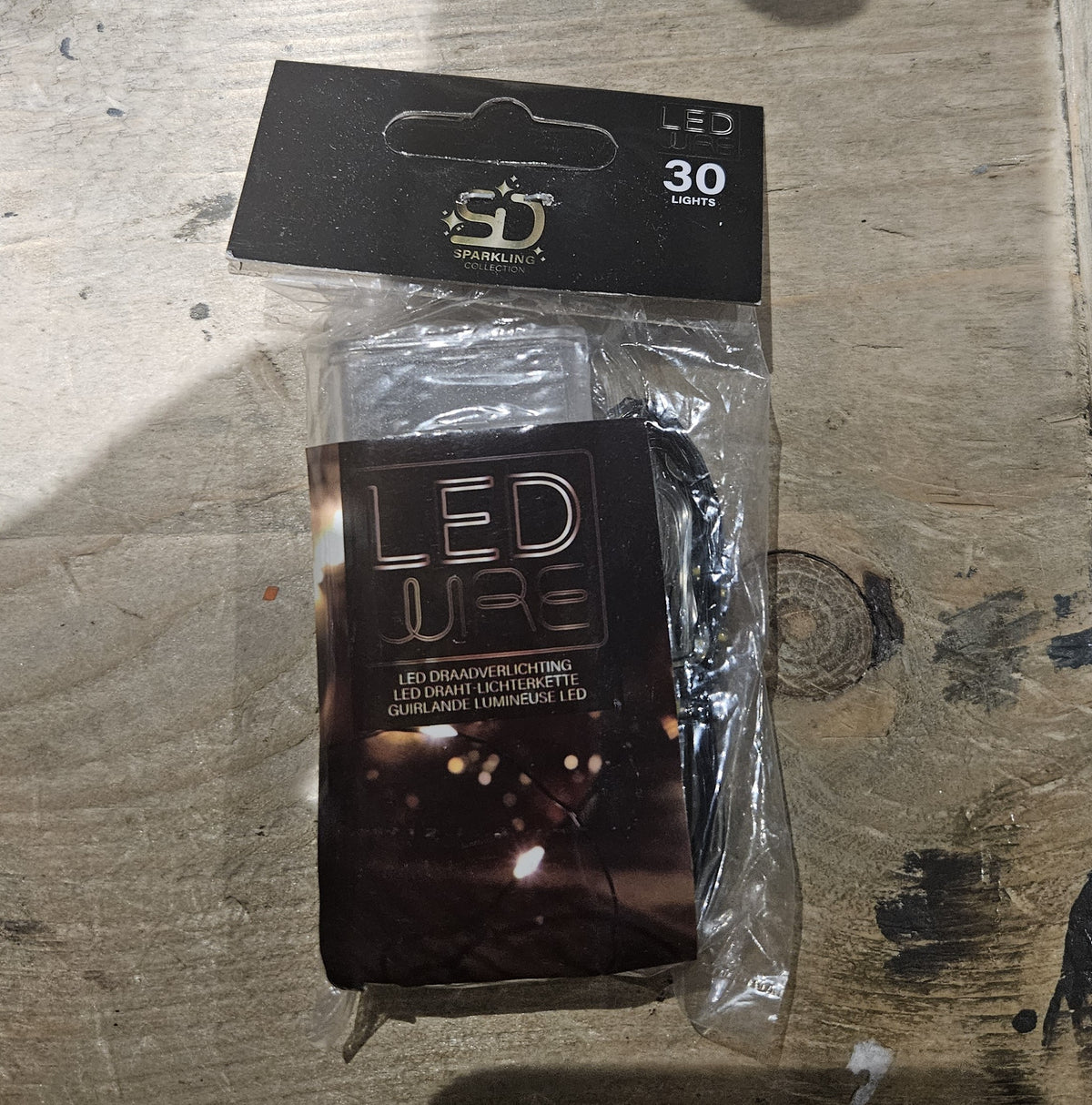 Led lichtjes op zwart draad