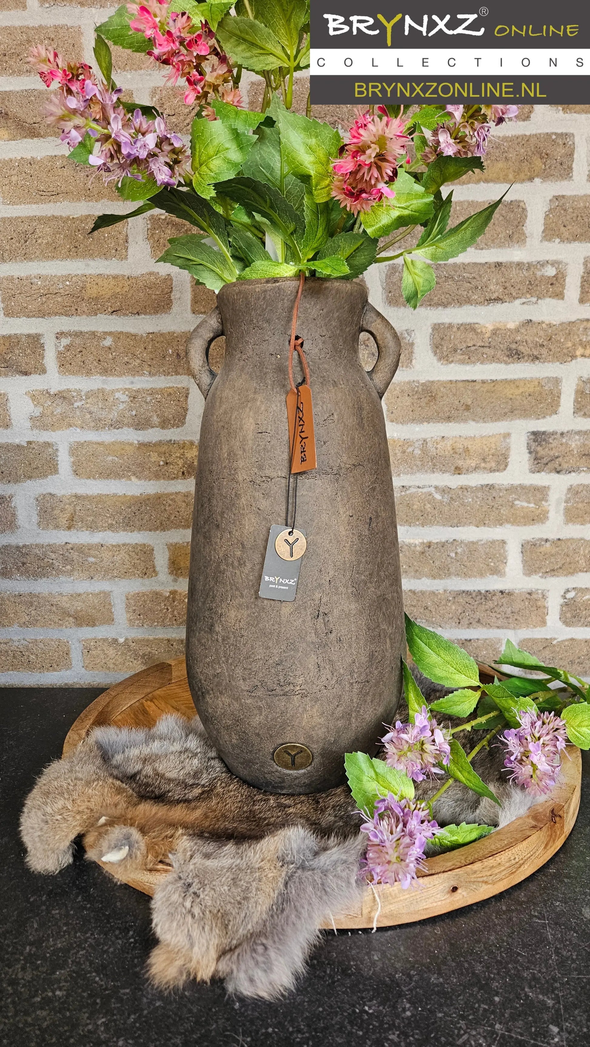Brynxz Jug Two Ears Leather Rope L sfeerfoto – Brynxz vaas | Brynxzonline.nl