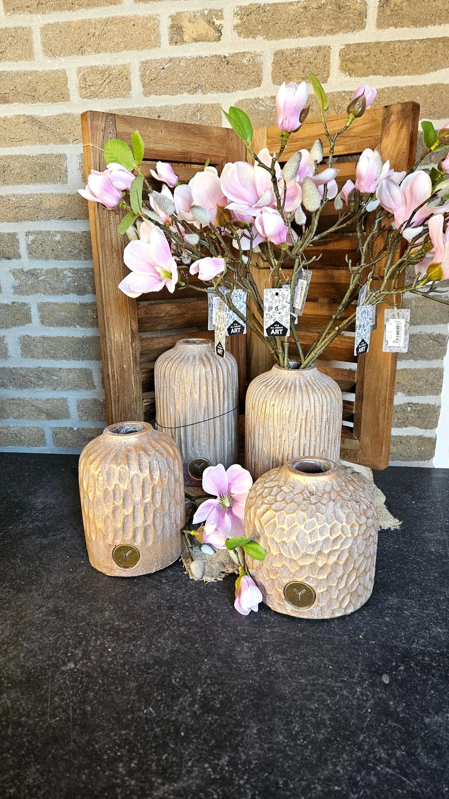 Brynxz Bottles Relief sfeerfoto – Aardewerk Decoratiefles | Brynxzonline.nl
