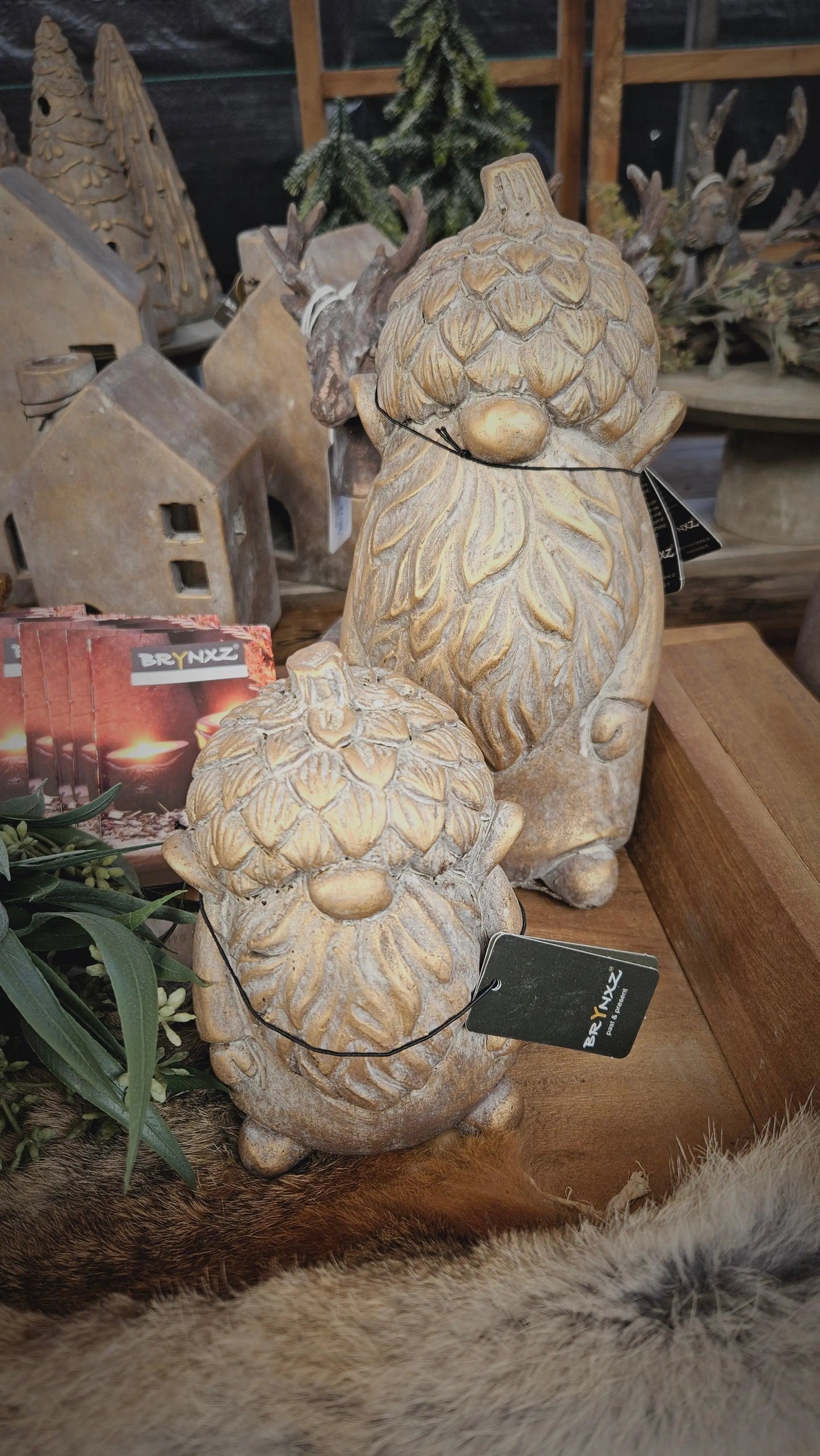 Brynxz Gnu with Pinecone M – Landelijke Keramiek Decoratie | Brynxzonline.nl