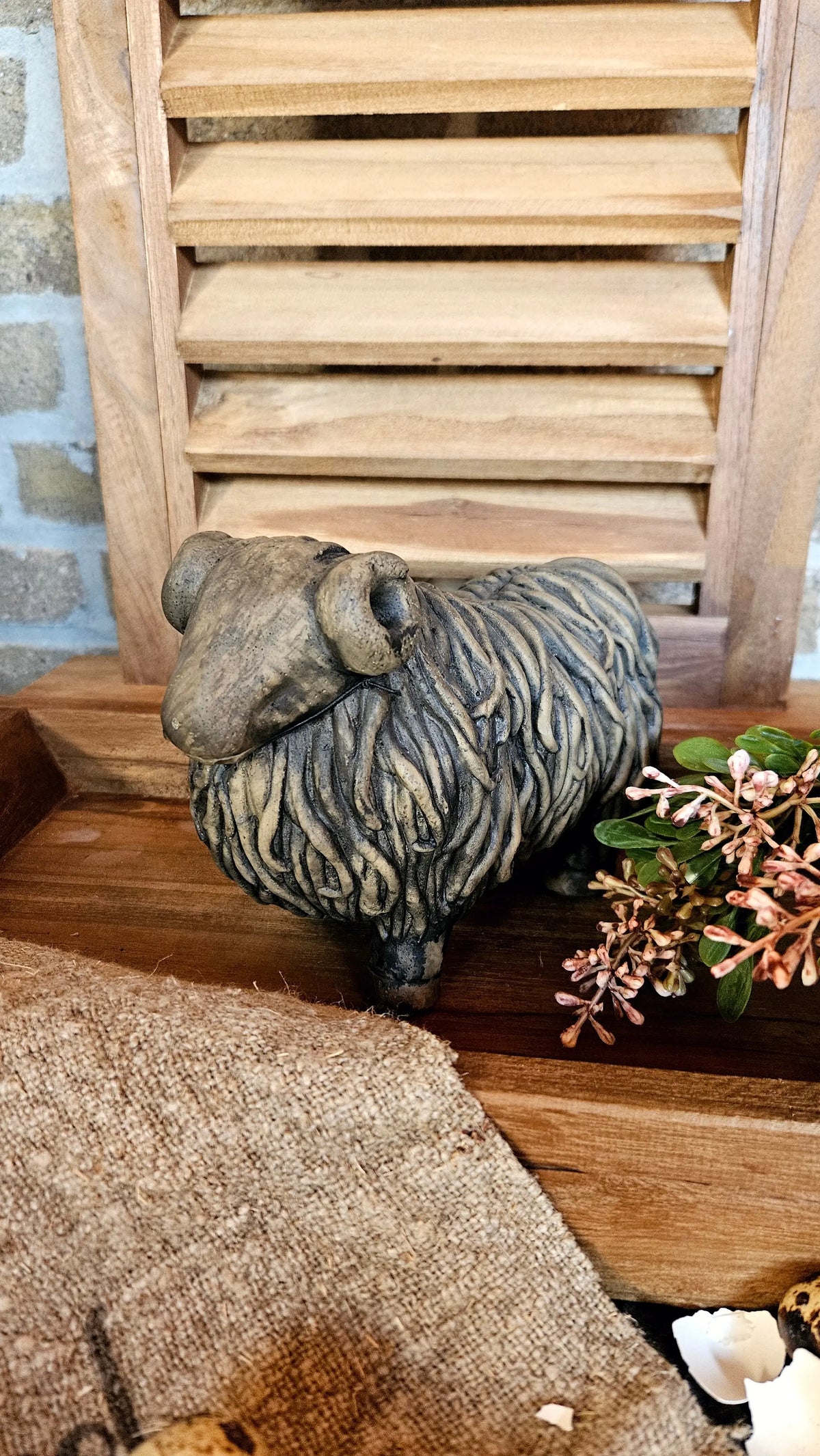 Brynxz Hairy Sheep sfeerfoto – Landelijke Keramiek Decoratie | Brynxzonline.nl