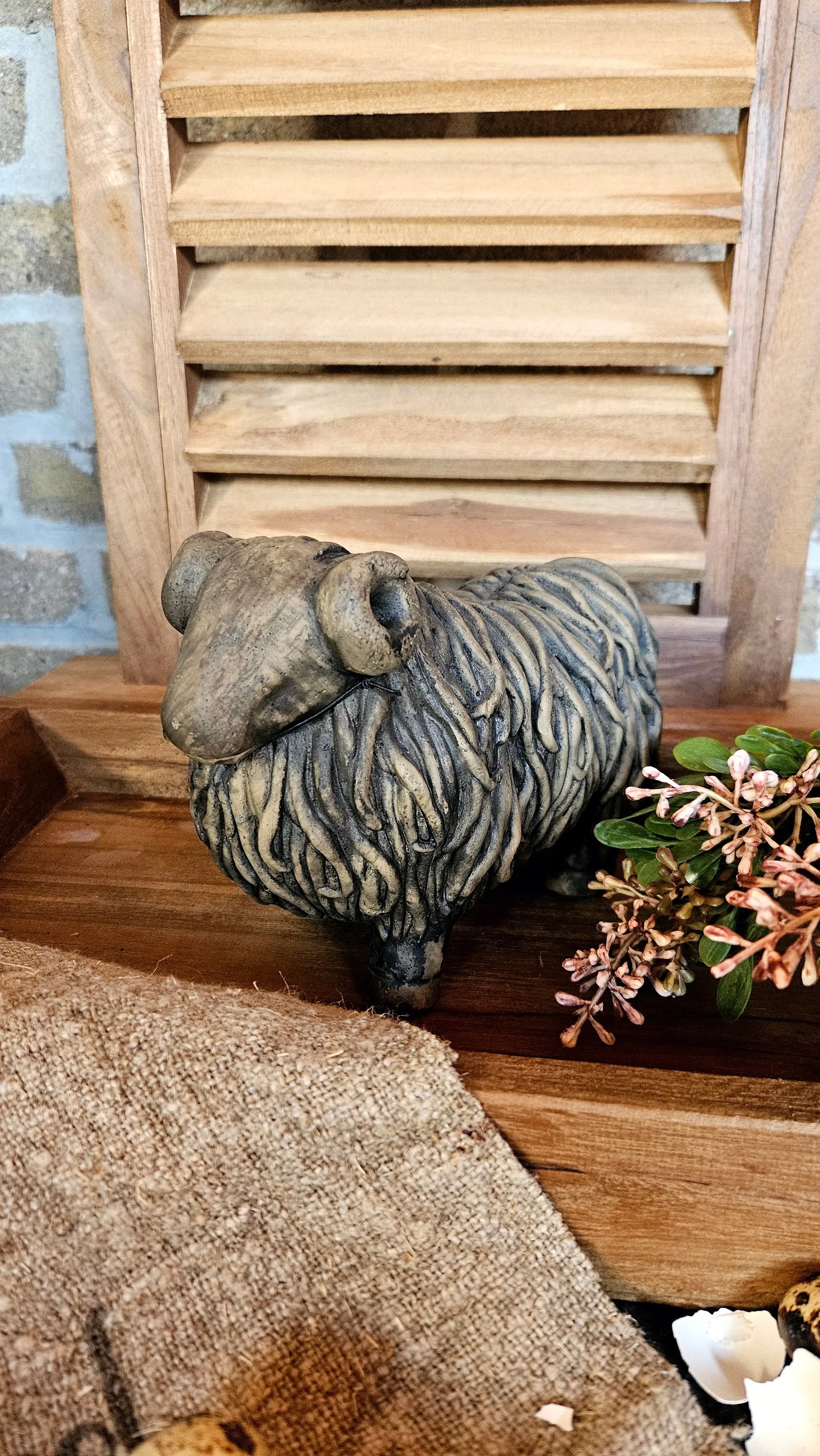 Brynxz Hairy Sheep sfeerfoto – Landelijke Keramiek Decoratie | Brynxzonline.nl