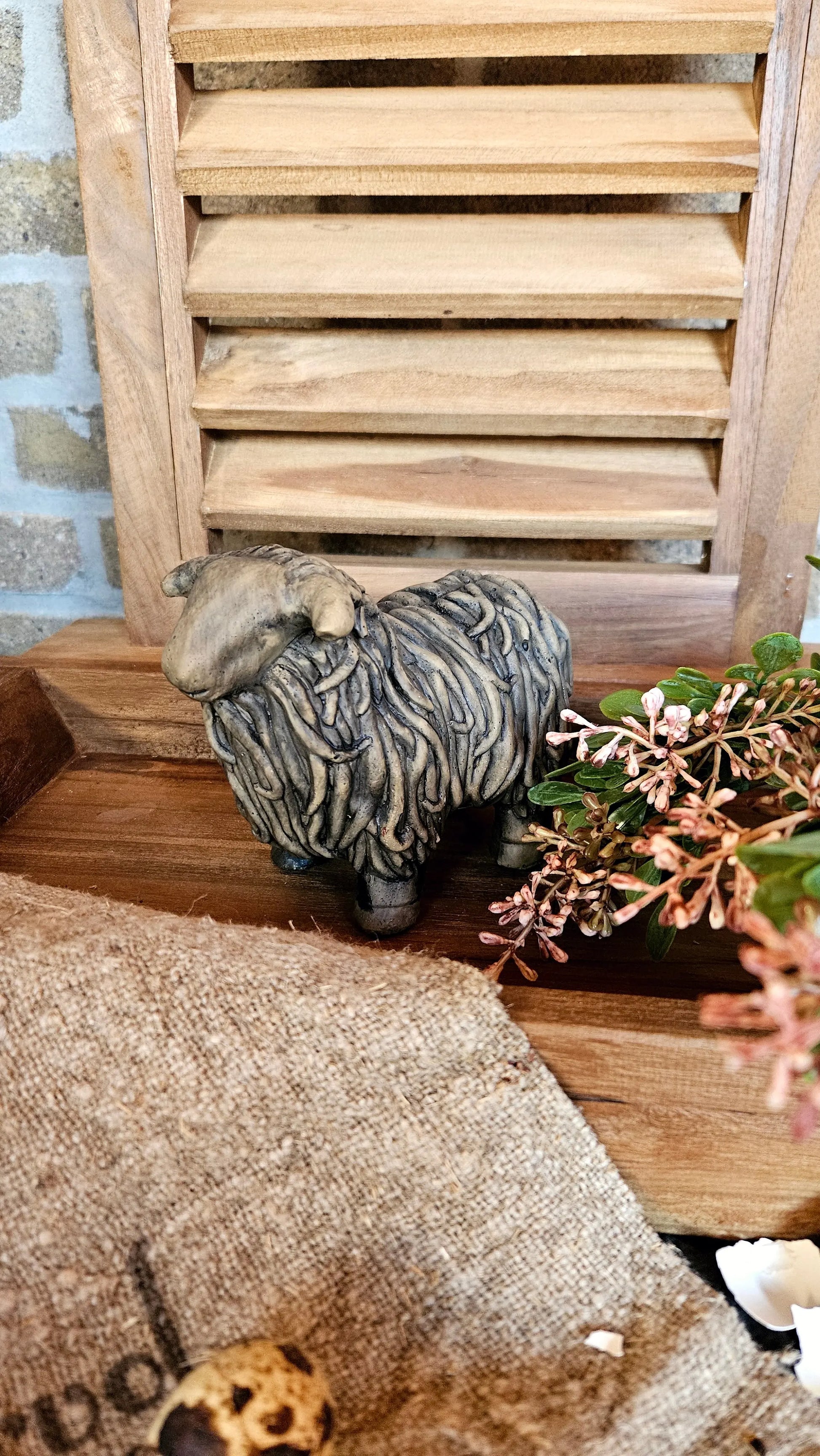 Brynxz Hairy Sheep close-up – Landelijke Keramiek Decoratie | Brynxzonline.nl