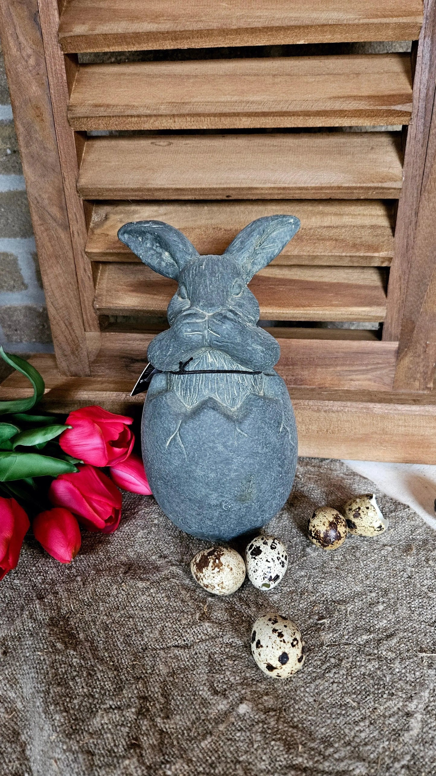 Brynxz Rabbit in a Egg sfeerfoto – Landelijke Keramiek Decoratie | Brynxzonline.nl