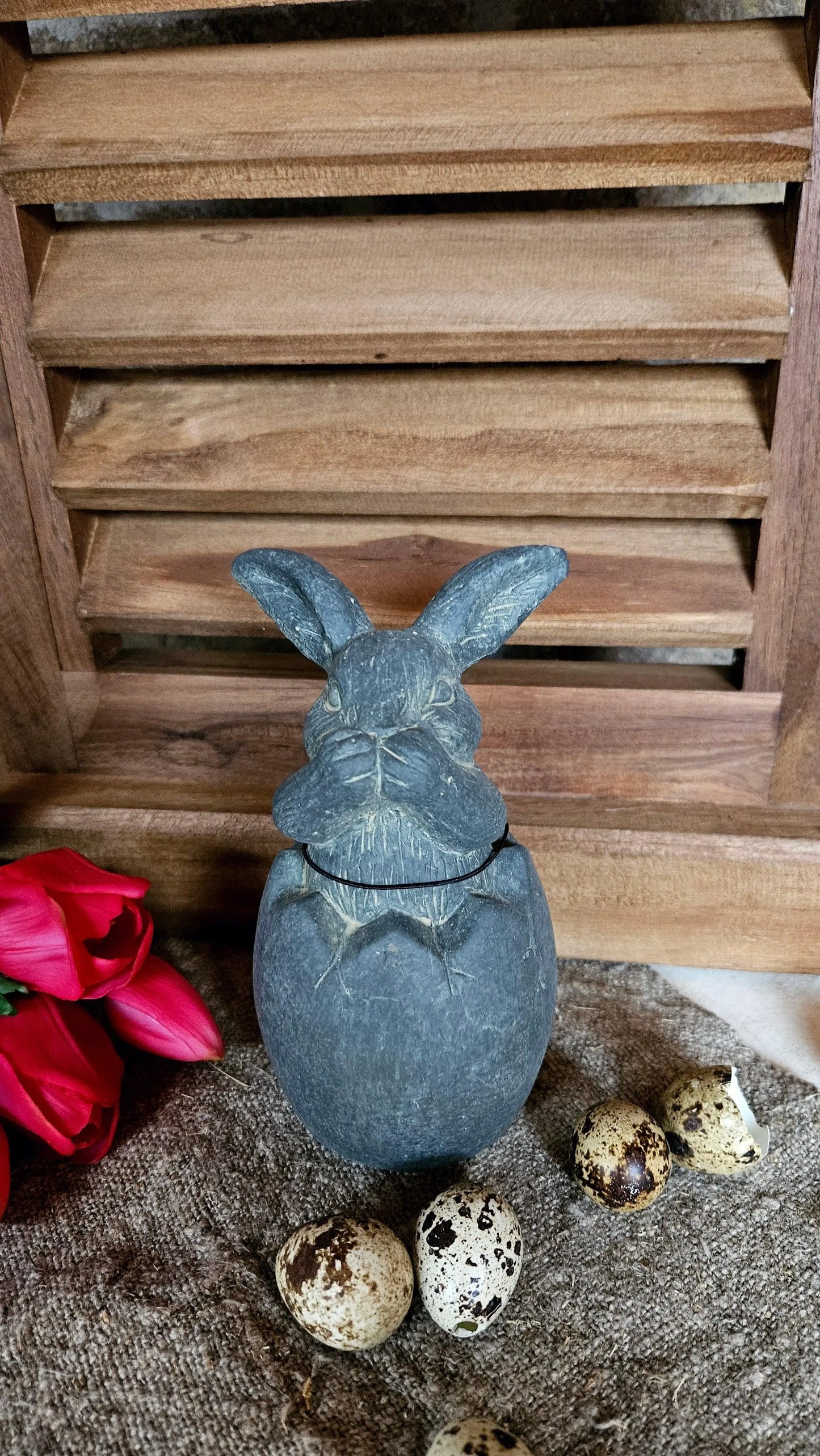 Brynxz Rabbit in a Egg detail – Landelijke Keramiek Decoratie | Brynxzonline.nl