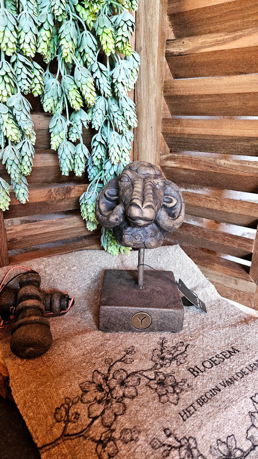 Brynxz Statue Ram at Iron M – Landelijke Keramiek Decoratie | Brynxzonline.nl