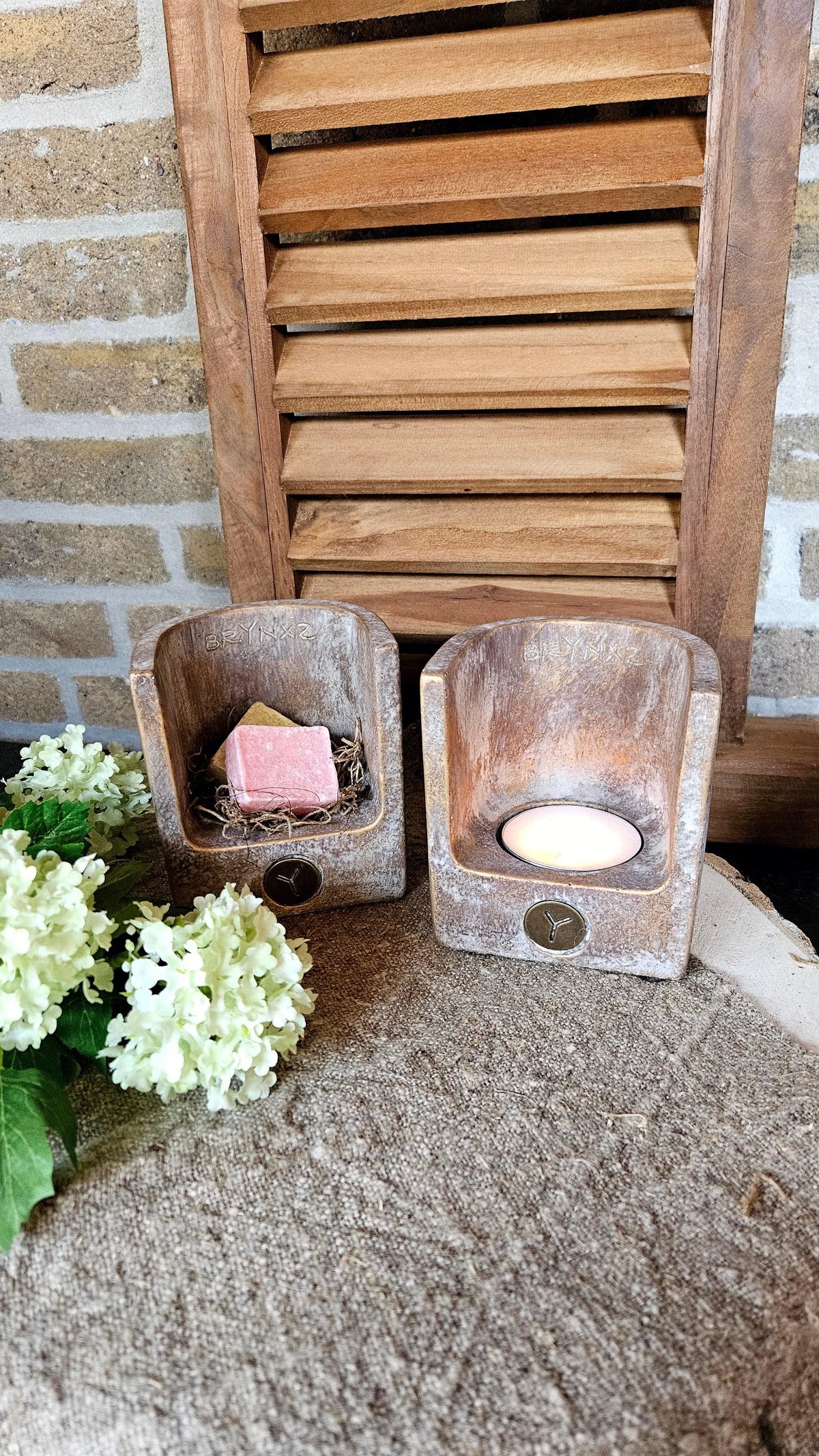 Brynxz Tealight Wall Cosy L, aardewerken wandkandelaar