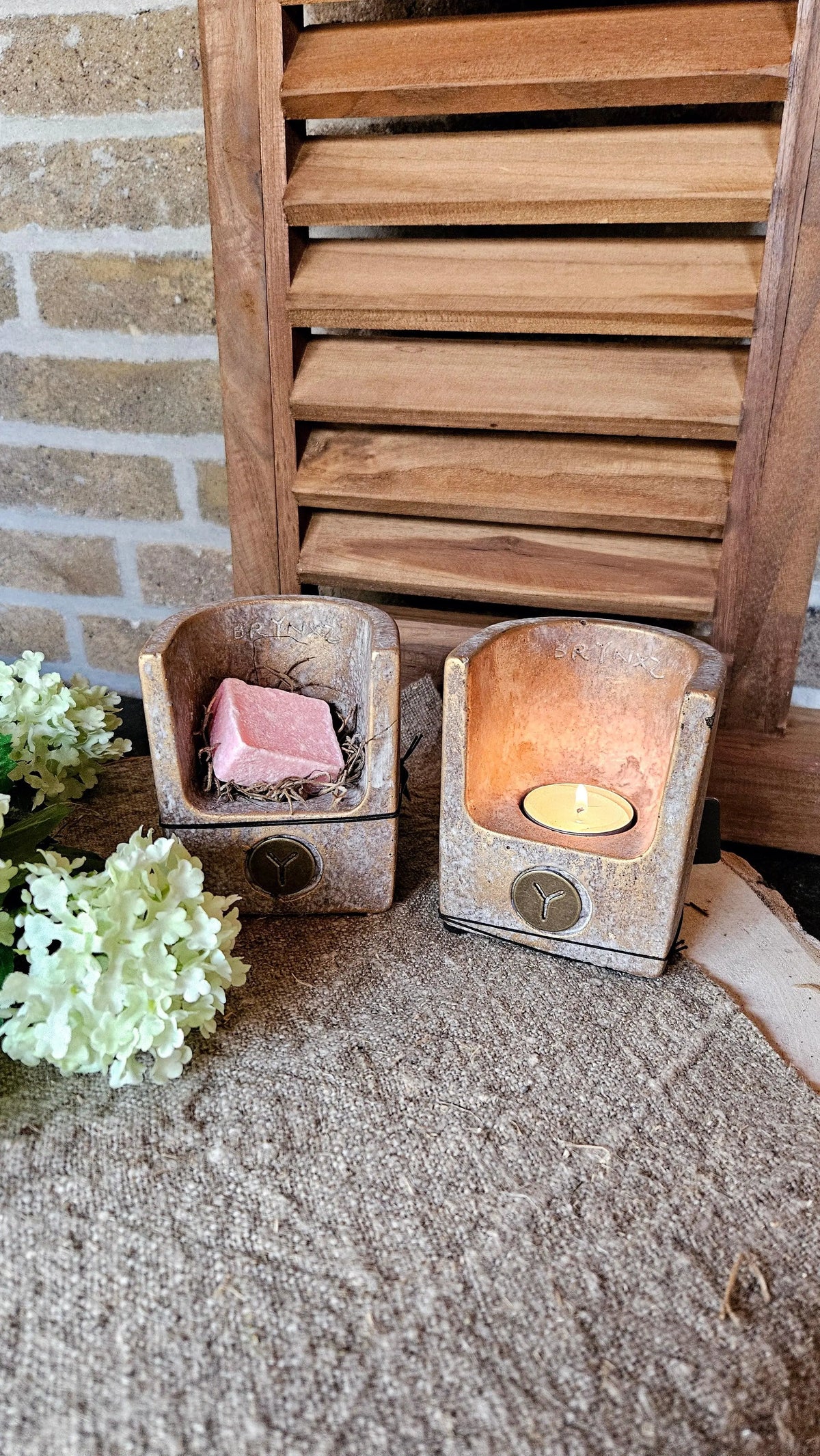 Brynxz Tealight Wall Cosy M, aardewerken wandkandelaar