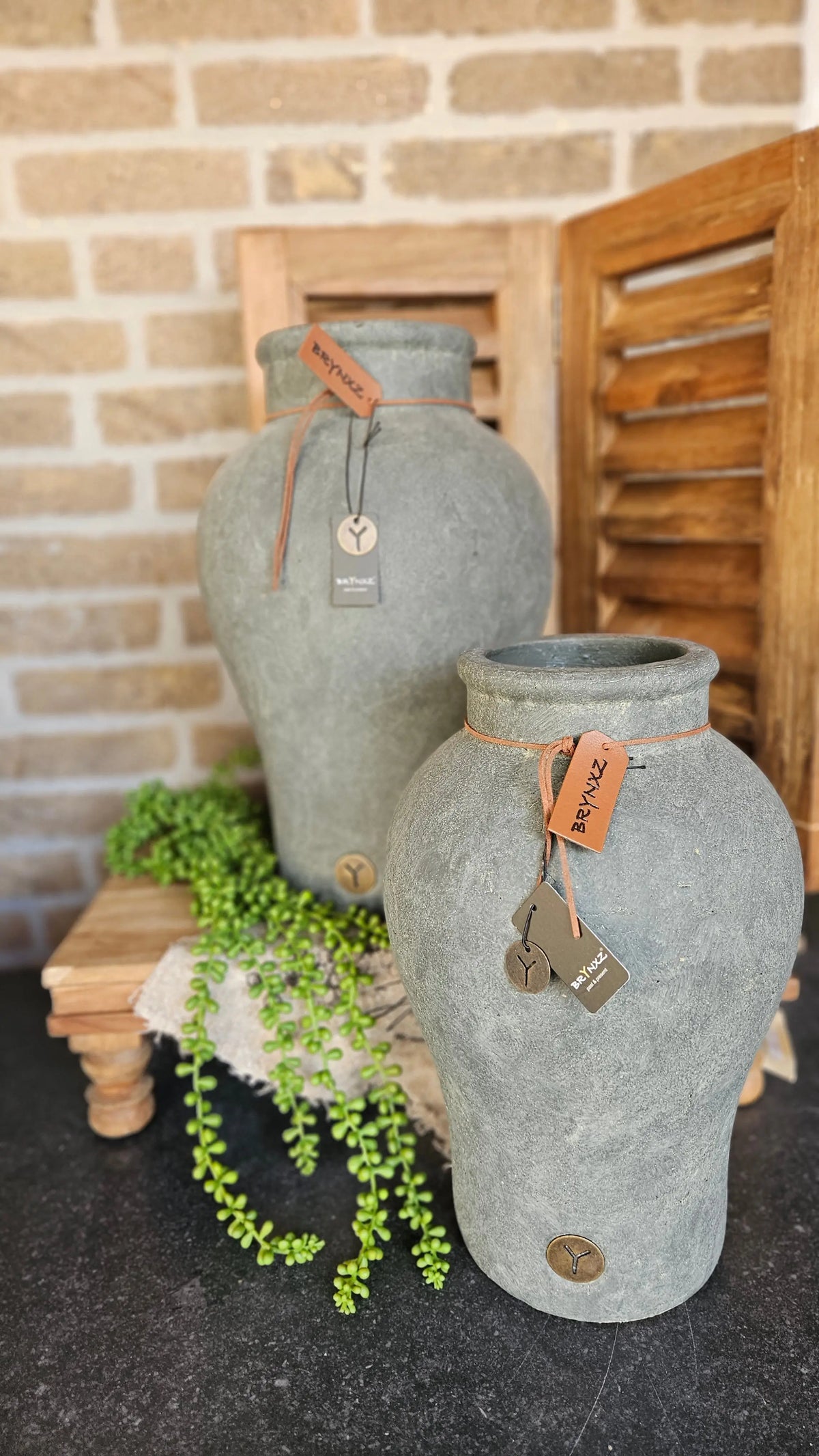 Brynxz Vase Allure Leather Rope L sfeerfoto – Brynxz vaas | Brynxzonline.nl