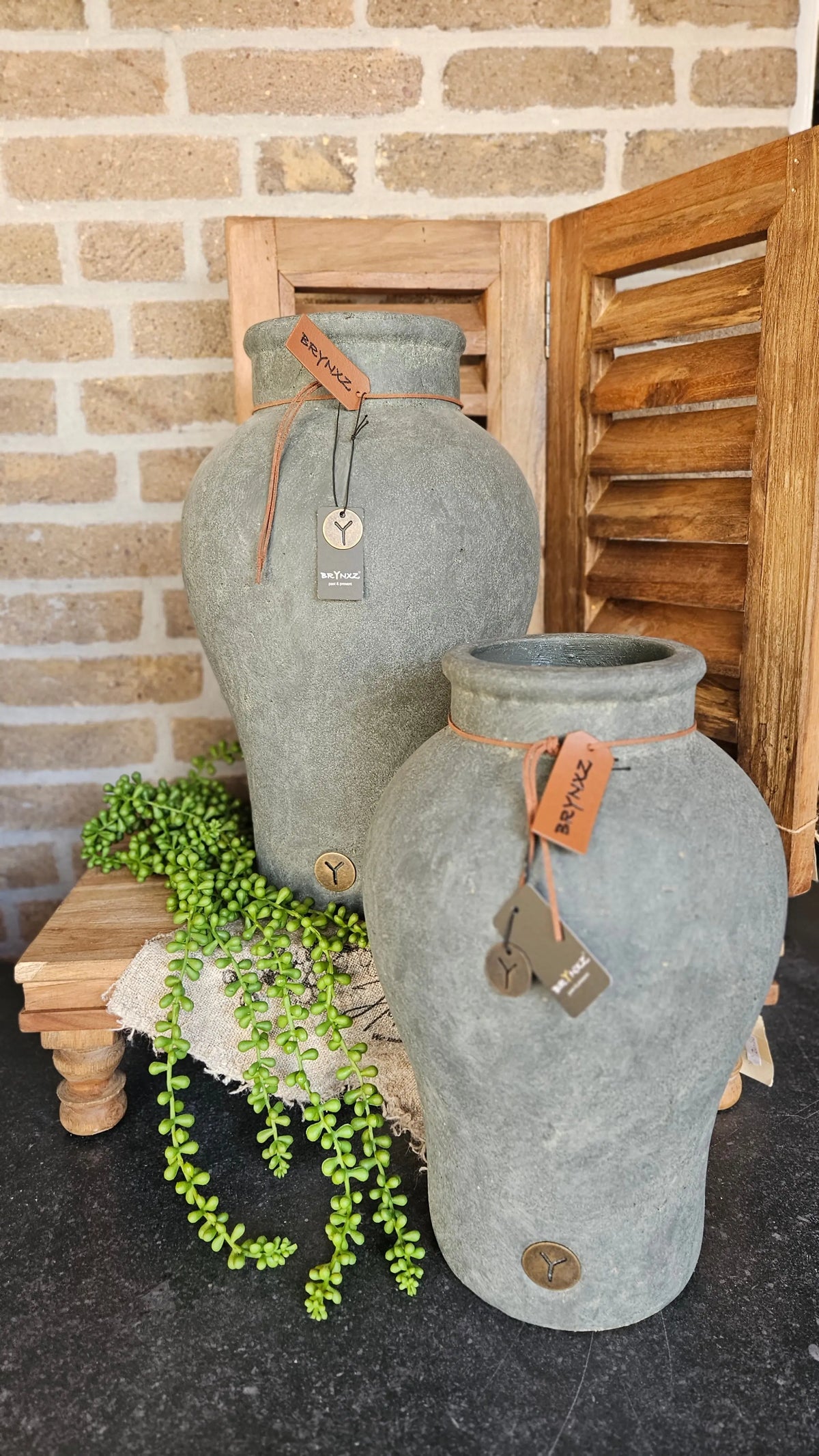 Brynxz Vase Allure Leather Rope M sfeerfoto – Brynxz vaas | Brynxzonline.nl