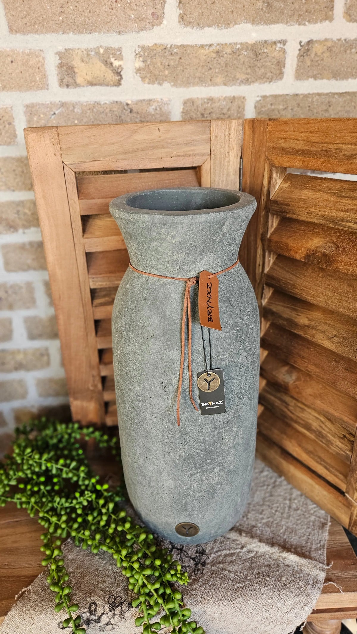 Brynxz Vase Leather Rope Luxury L sfeerfoto – Brynxz vaas | Brynxzonline.nl