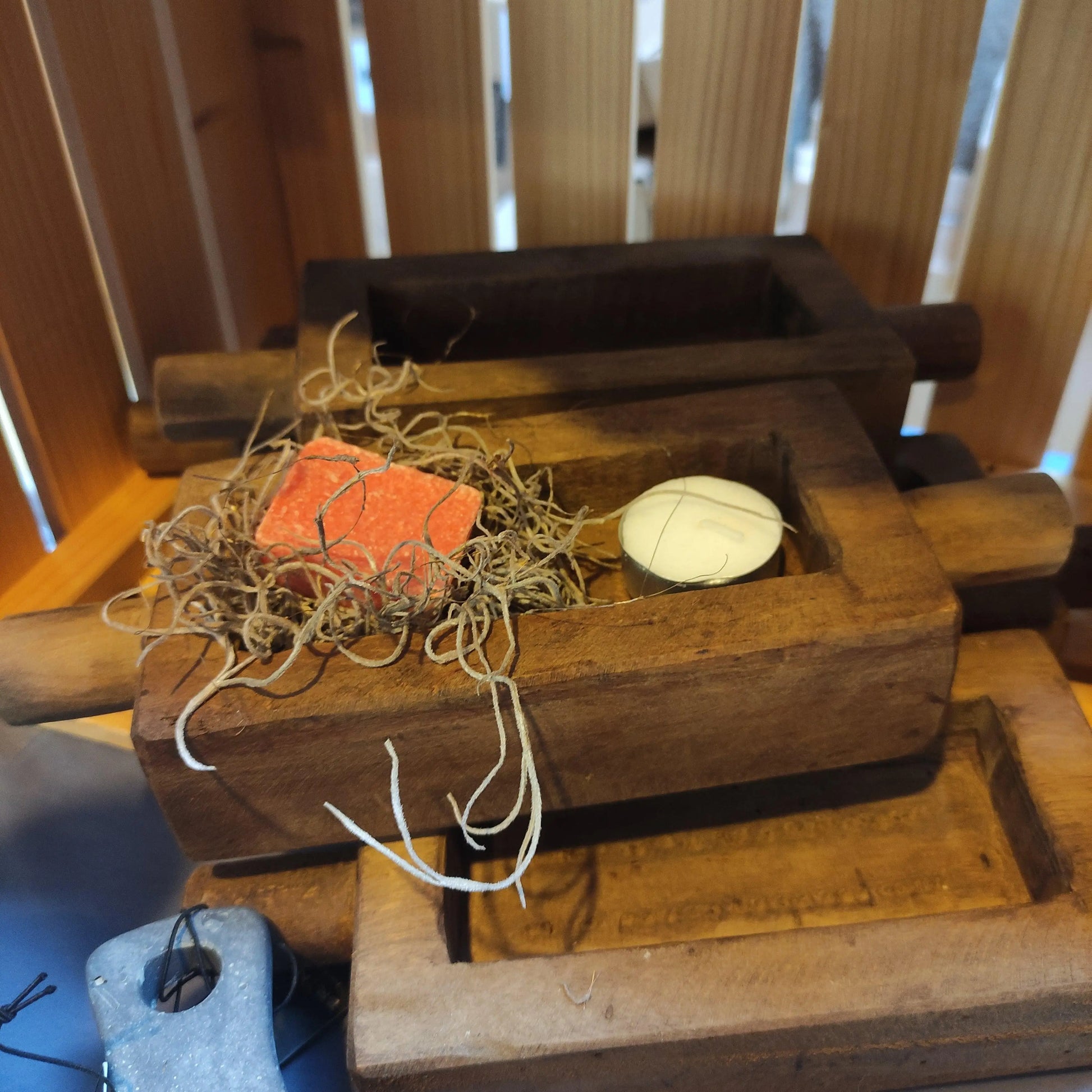 Houten Bakje met Twee Handvaten sfeerfoto – woonaccessoires | Brynxzonline.nl