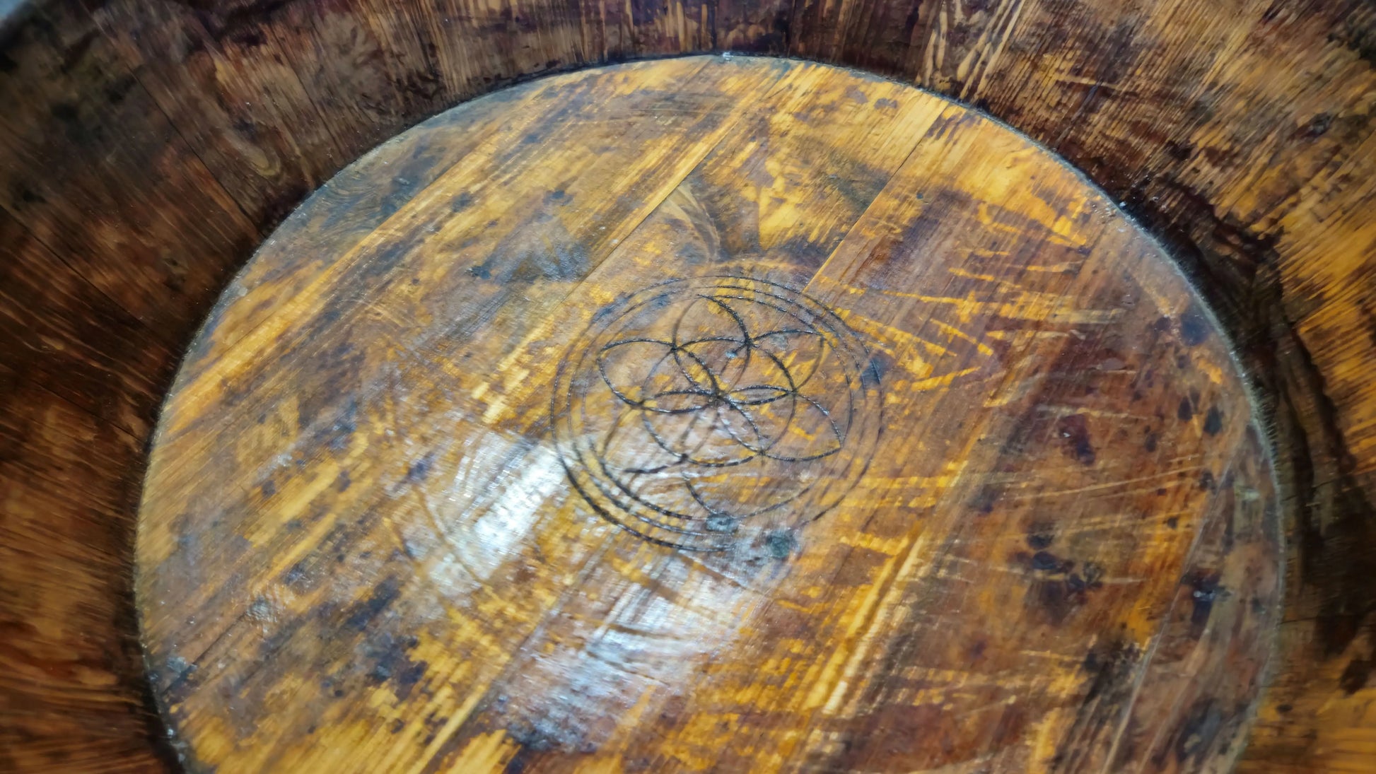 Oude Ronde Olijfbak nr 1 close-up – oude ronde olijfbak | Brynxzonline.nl