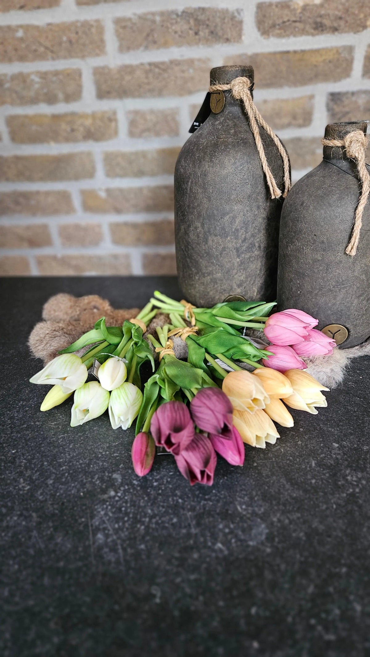 Real Touch Tulpen 25 cm Roze sfeerfoto – Zijden Kunstbloem | Brynxzonline.nl