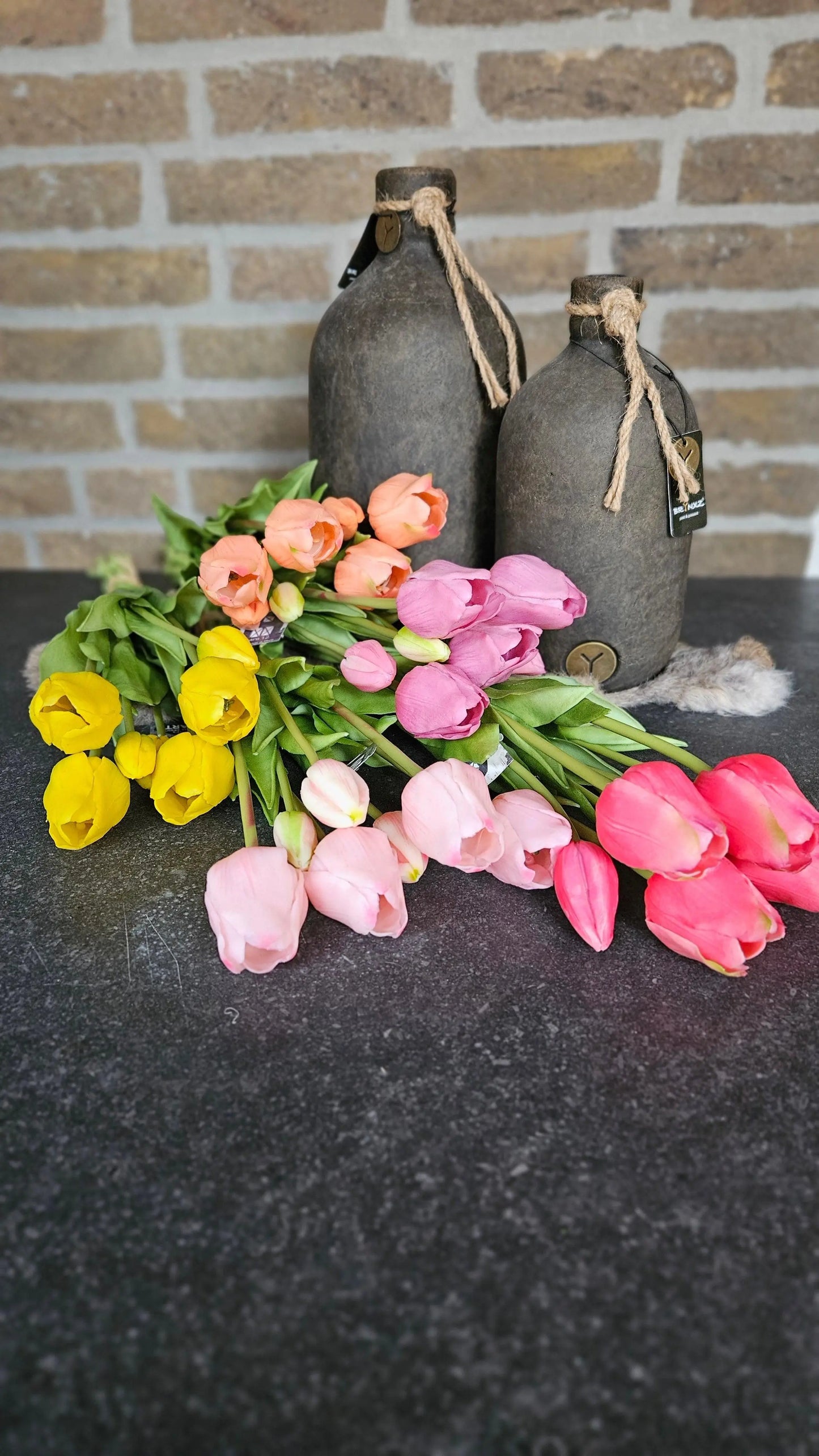 Real Touch Tulpen 46 cm Donker Roze sfeerfoto – Zijden Kunstbloem | Brynxzonline.nl