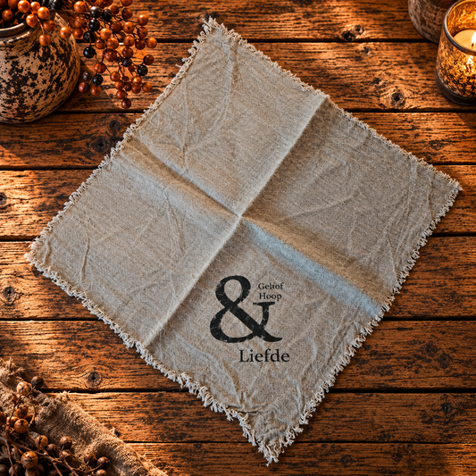 Linnen shabby doek 45 x 45 cm met de tekst “Geloof, hoop & liefde”