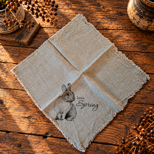 Linnen shabby doek 45 x 45 cm met konijn en de tekst “Love Spring”